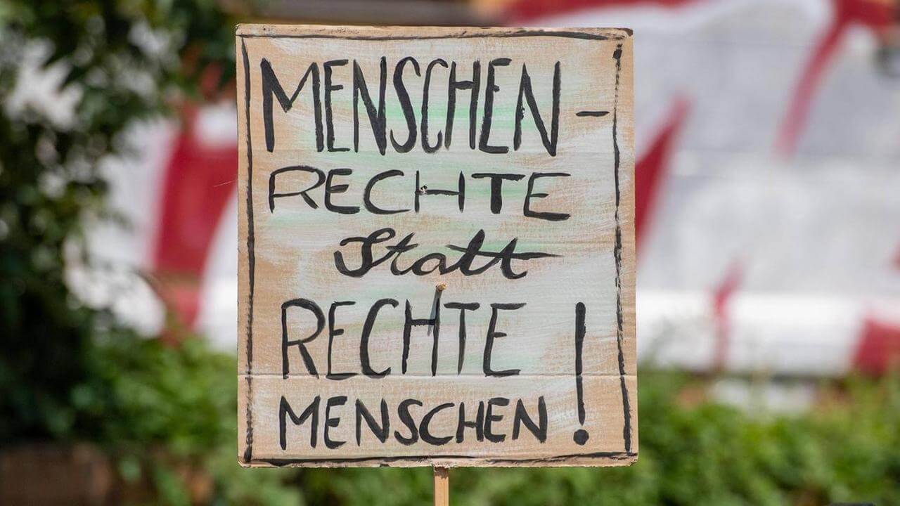 Menschenrechte statt rechte Menschen Schild Demo